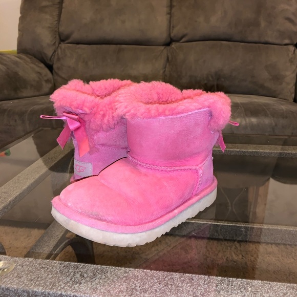 Variety of UGG boots, converse and sketchers - Picture 3 of 8